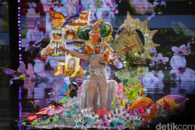 Kostum nasional berikut menampilkan berbagai budaya dan kekayaan alam dari Honduras. Busana Miss Grand Honduras Saira Cacho terinspirasi penemuan Hondurasi oleh Christopher Colombus. Foto: Kenny Gida/Detikcom