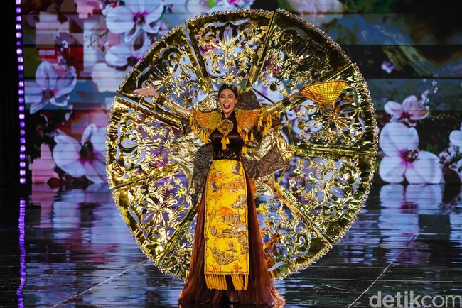 Kontenstan lain yang juga heboh dengan kostum nasionalnya adalah Vietnam. Baju Miss Grand Vietnam Doan Thien An terinspirasi tradisi trucchigraphy atau seni kertas bambu.Foto: Kenny Gida/Detikcom