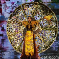 Kontenstan lain yang juga heboh dengan kostum nasionalnya adalah Vietnam. Baju Miss Grand Vietnam Doan Thien An terinspirasi tradisi trucchigraphy atau seni kertas bambu.Foto: Kenny Gida/Detikcom