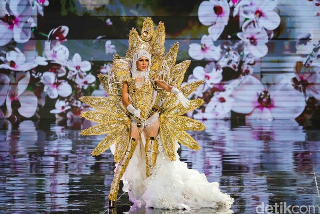 Penampilan Miss Grand Philiphines Roberta Angela Tamondong menjadi salah satu yang dinantikan. Kostum nasional ini terinspirasi Villanueva y Garcia dalam karnival pertamanya pada 1908.Foto: Kenny Gida/Detikcom