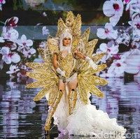 Penampilan Miss Grand Philiphines Roberta Angela Tamondong menjadi salah satu yang dinantikan. Kostum nasional ini terinspirasi Villanueva y Garcia dalam karnival pertamanya pada 1908.Foto: Kenny Gida/Detikcom