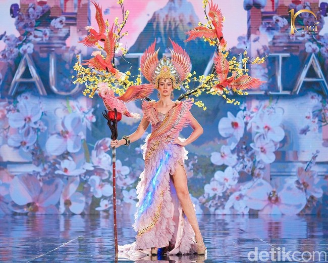 Kontestan lain yang membawakan kostum nasional rancangan orang Indonesia adalah Miss Grand Australia Amber Sidney. Busana menawan yang dikreasikan Inggi Indrayana Kendran ini terinspirasi burung kakak tua pink.Foto: Kenny Gida/Detikcom