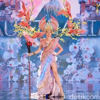 Kontestan lain yang membawakan kostum nasional rancangan orang Indonesia adalah Miss Grand Australia Amber Sidney. Busana menawan yang dikreasikan Inggi Indrayana Kendran ini terinspirasi burung kakak tua pink.Foto: Kenny Gida/Detikcom