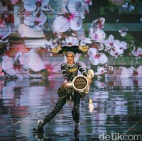 Selain hewan mitos, tahun ini beberapa kontestan Miss Grand International 2022 juga menghadirkan hewan khas atau langka dari negara mereka sebagai kostum nasional. Kostum Miss Grand Cambodia Pich Votey Saravody terinspirasi kerbau.Foto: Kenny Gida/Detikcom