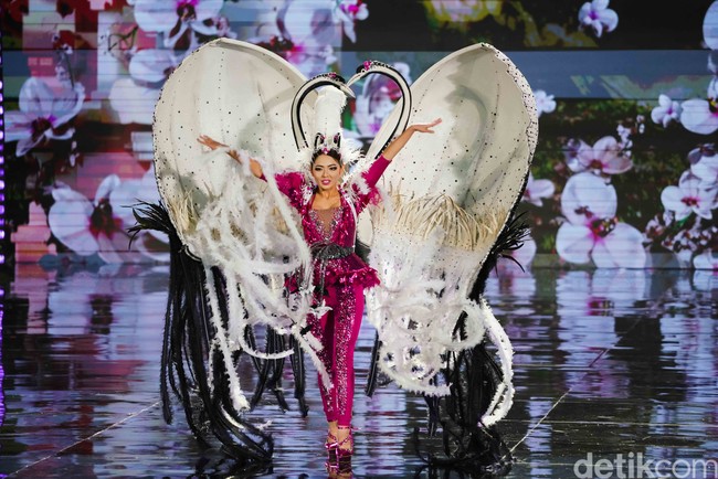 Sedangkan Miss Grand Japan Seira Inoue terinspirasi burung jenjang yang digabungkan dengan seni origami. Adapun pilihan warna hitam, putih, dan pink sebagai lambang kegelapan, kedamaian, dan cinta.Foto: Kenny Gida/Detikcom