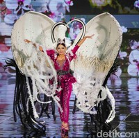 Sedangkan Miss Grand Japan Seira Inoue terinspirasi burung jenjang yang digabungkan dengan seni origami. Adapun pilihan warna hitam, putih, dan pink sebagai lambang kegelapan, kedamaian, dan cinta.Foto: Kenny Gida/Detikcom