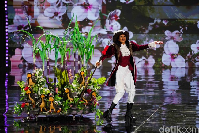 Miss Grand Mauritius Yuvna Rinishta membawakan salah satu kostum paling unik. Berbeda dengan kebanyakan finalis yang terlihat feminin, penampilannya yang terinspirasi burung langka Dodo menjadi simbol harapan dan kegigihan.Foto: Kenny Gida/Detikcom