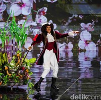 Miss Grand Mauritius Yuvna Rinishta membawakan salah satu kostum paling unik. Berbeda dengan kebanyakan finalis yang terlihat feminin, penampilannya yang terinspirasi burung langka Dodo menjadi simbol harapan dan kegigihan.Foto: Kenny Gida/Detikcom