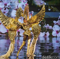 Keindahan burung dan hewan mitos juga dibawakan Miss Grand Peru Janet Levya. Kostum nasionalnya di Miss Grand International 2022 terinspirasi burung pheonix.Foto: Kenny Gida/Detikcom