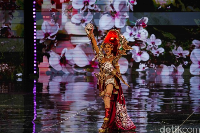 Thailand juga menggabungkan budaya dan teknologi dalam kostum nasionalnya. Miss Grand Thailand Engfa Waraha membawakan bela diri thai boxing dengan mata yang bisa menyalai.Foto: Kenny Gida/Detikcom