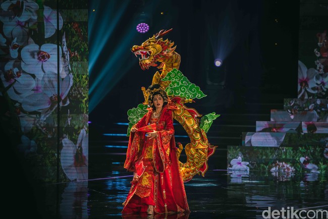 Cukup banyak negara yang membawakan tema hewan mitos. Salah satu yang penampilannya paling heboh adalah China. Miss Grand China Shirley Yu tampil menampilkan kostum naga dengan baju tradisional Hanfu. Foto: Kenny Gida/Detikcom