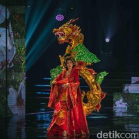 Cukup banyak negara yang membawakan tema hewan mitos. Salah satu yang penampilannya paling heboh adalah China. Miss Grand China Shirley Yu tampil menampilkan kostum naga dengan baju tradisional Hanfu. Foto: Kenny Gida/Detikcom