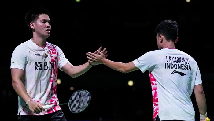 OSAKA, JAPAN - AUGUST 31: Leo Rolly Carnando (R) and Daniel Marthin of Indonesia reac in the Mens Doubles First Round match against Takuro Hoki and Yugo Kobayashi of Japan during day two of Daihatsu Yonex Japan Open at Maruzen Intec Arena Osaka on August 31, 2022 in Osaka, Japan. (Photo by Shi Tang/Getty Images)