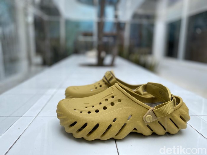 BERLIN, GERMANY - SEPTEMBER 07: Alina Kossan is seen wearing colorful socks and black Crocs clogs with colorful Jibbitz, during Berlin Fashion Week Spring/Summer 2023, on September 07, 2022 in Berlin. (Photo by Jeremy Moeller/Getty Images)