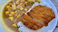 Chicken Katsu Curry ditawarkan dengan harga Rp 42.000. Satu porsinya cukup besar dengan potongan daging ayam yang tebal dan kari Jepang yang kuat aromanya. Chicken katsu yang disajikan terasa masih segar, seperti baru digoreng. Tercecap rasa gurih dan empuk juicy.  Foto: detikFood