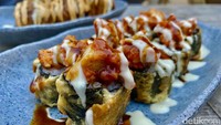 Untuk sushi, menu yang kami pilih adalah Sushi Spicy Chicken (Rp 30.000). Potongan sushi untuk harga Rp 30.000 cukup banyak, rasa nasinya begitu asam sepertinya menggunakan cuka terlalu banyak. Topping-nya berupa chicken katsu yang dibalut saus pedas. Foto: detikFood