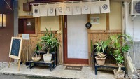 Little Japan, berlokasi di gang bernama Jalan Timbul. Little Japan ini merupakan kawasan kafe yang memiliki konsep dengan nuansa Jepang. Tak hanya nuansanya, tapi juga makanan yang ditawarkan juga kuliner Jepang. Foto: detikFood