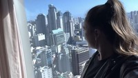 Luna Maya menikmati pemandangan kota dari jendela kamarnya. Foto: YouTube Luna Maya