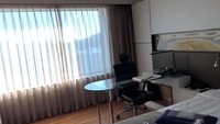 Kamar hotel itu tidak begitu mewah dan luas untuk harga Rp 16 juta dua malam. Foto: YouTube Luna Maya
