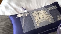 Ada bantal yang menampilkan gambar para member BTS. Foto: YouTube Luna Maya
