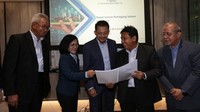 (Ki-ka) Direktur PT Maharaksa Biru Energi Tbk (OASA) Tri Widjajanto Joedosastro, Direktur OASA Chandra Devikemalawaty, Direktur Utama/CEO OASA Bobby Gafur S. Umar, Komisaris Utama OASA Hariyadi B. Sukamdani, dan Komisaris Independen OASA John Pieter Nazar berbincang di sela Rapat Umum Pemegang Saham (RUPS) OASA, di Jakarta, Jumat (21/10/2022).
