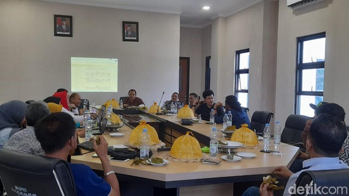 Rapat pembahasan tunjangan di DPRD Mamuju, Jumat, (21/10/2022).