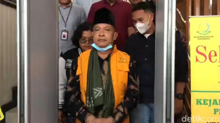 Mantan Rektor UIN Suska Riau Akhmad Mujahidin ditahan Kejari Pekanbaru setelah ditetapkan sebagai tersangka kasus korupsi pengadaan internet kampus.