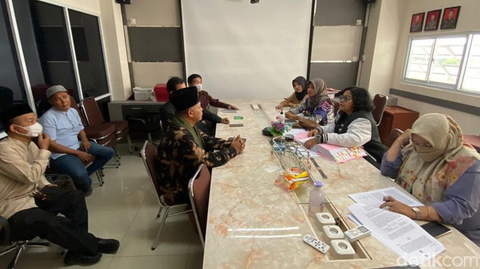 Mantan Rektor UIN Suska Riau Akhmad Mujahidin saat diperiksa Kejari Pekanbaru.