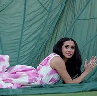 Inilah pose santai Meghan Markle mengenakan gaun dari Jason Wu. Wanita 41 tahun itu berpose berbaring. Foto: dok. Variety