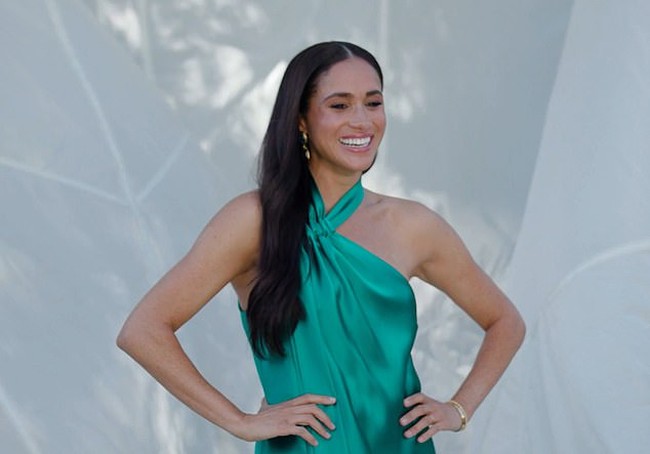 Di foto lain, ia mengenakan gaun satin halter neck dari desainer Galvan. Gaun tersebut dibanderol sekitar Rp 23 juta. Foto: dok. Variety