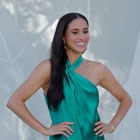 Di foto lain, ia mengenakan gaun satin halter neck dari desainer Galvan. Gaun tersebut dibanderol sekitar Rp 23 juta. Foto: dok. Variety