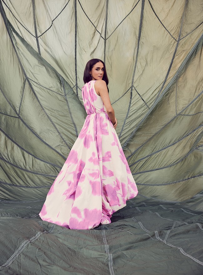 Gaun termahal yang dikenakan Meghan Markle datang dari desainer Jason Wu. Gaun tie-dye bervolume tersebut seharga Rp 80 jutaan. Foto: dok. Variety