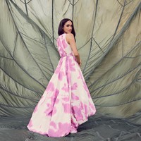 Gaun termahal yang dikenakan Meghan Markle datang dari desainer Jason Wu. Gaun tie-dye bervolume tersebut seharga Rp 80 jutaan. Foto: dok. Variety