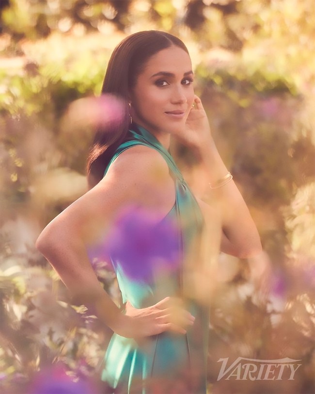 Pemotretan itu sendiri dilakukan di halaman rumah Meghan dan Pangeran Harry di Montecito, California, AS. Foto: dok. Variety