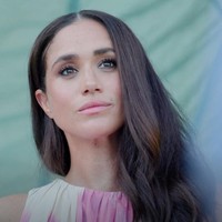 Meghan yang kini lebih membuka diri setelah keluar dari anggota senior kerajaan Inggris itu berpose anggun dengan sejumlah gaun mahalnya. Foto: dok. Variety