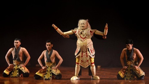 Seniman mementaskan sebuah pertunjukan teater boneka di Taman Budaya Bali, Denpasar, Bali, Jumat (21/10/2022).