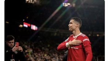 Akun ini menyatakan lebih dari sebelumnya, mereka akan selalu bersama Ronaldo dan mencintainya. Foto: Twitter