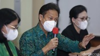 Adapun gejala klinis dimulai dari demam dan kehilangan nafsu makan.
