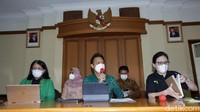Menteri kesehatan Budi Gunadi Sadikin didampingi dirjen kefarmasian dan alat kesehatan Lucia Rizka Andalusia, plt dirjen pelayanan kesehatan Murti Utami memberikan keterangan pers di Kantor Kementrian Kesehatan, Jakarta, Jumat (21/10/2022).