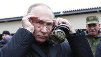 Putin mengenakan kacamata pelindung saat mengunjungi pusat pelatihan militer Distrik Militer Barat. Mikhail Klimentyev/Sputnik/AP Photo