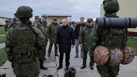 Presiden Rusia Vladimir Putin mendengarkan Wakil Komandan Pasukan Lintas Udara Anatoly Kontsevoy di pusat pelatihan Distrik Militer Barat untuk pasukan cadangan yang dimobilisasi, di Wilayah Ryazan. Russian Defense Ministry Press Service/Reuters