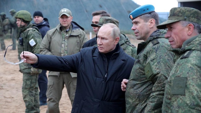 Russian President Vladimir Putin talks to Deputy Commander of the Airborne Troops Anatoly Kontsevoy at a training centre of the Western Military District for mobilised reservists, in Ryazan Region, Russia October 20, 2022. Sputnik/Mikhail Klimentyev/Kremlin via REUTERS ATTENTION EDITORS - THIS IMAGE WAS PROVIDED BY A THIRD PARTY.