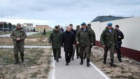 Presiden Rusia Vladimir Putin meninjau prajurit di pusat pelatihan Distrik Militer Barat untuk pasukan cadangan yang dimobilisasi, di Wilayah Ryazan, Rusia, Kamis (20/10/2022). Mikhail Klimentyev/Sputnik/Reuters