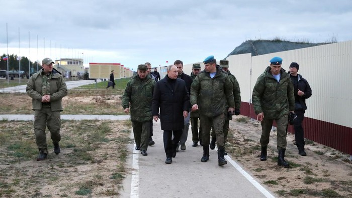 Momen Putin Sidak Pusat Pelatihan Militer Cadangan di Ryazan Russian President Vladimir Putin visits a training centre of the Western Military District for mobilised reservists, in Ryazan Region, Russia October 20, 2022. Sputnik/Mikhail Klimentyev/Kremlin via REUTERS ATTENTION EDITORS - THIS IMAGE WAS PROVIDED BY A THIRD PARTY.