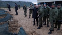 Kunjungan tersebut menunjukkan dukungan pribadi Putin kepada para tentara yang akan berperang di Ukraina. Mobilisasi Rusia ditujukan untuk menopang pasukan Moskow di Ukraina setelah serangkaian kemunduran militer. Russian Defense Ministry Press Service/Reuters