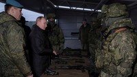 Menteri Pertahanan Rusia, Sergei Shoigu, mendampingi perjalanan Putin. Shoigu melaporkan bagaimana para personel menjalani pelatihan kepada Putin. Putin bahkan sempat mencoba senjata yang digunakan oleh prajurit. Televisi pemerintah menunjukkan Putin yang berpakaian serba hitam berbaring di tanah di bawah jaring kamuflase. Russian Defense Ministry Press Service/Reuters