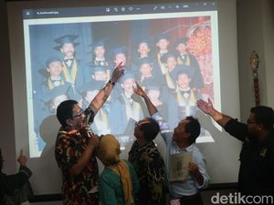 Ramai-Ramai Teman Kuliah Jokowi Tunjukan Ijazah dan Foto Wisuda