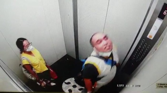 Momen tersangka Rudolf Tobing dan korbannya, Icha dalam satu lift sebelum pembunuhan.