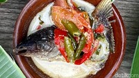 Menu ini bernama kotokan kutuk. Winarno bilang olahan ikan gabus berkuah santan ini merupakan makanan favorit Megawati Sukarnoputri saat ke Hotel Tugu Blitar.