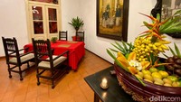 Hotel Tugu Blitar berlokasi di Jalan Merdeka Nomor 173. The Colony Restaurant ada di sisi kiri begitu kamu masuk ke area hotel. 